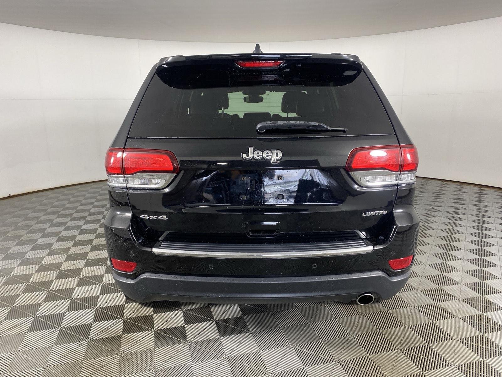 Used 2020 Diamond Black Crystal Pearlcoat Jeep Limited image 6