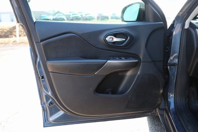 Used 2021 Slate Blue Pearlcoat Jeep Latitude image 7