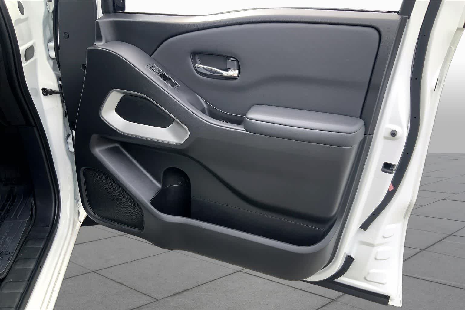 Used 2022 Glacier White Nissan SV image 22