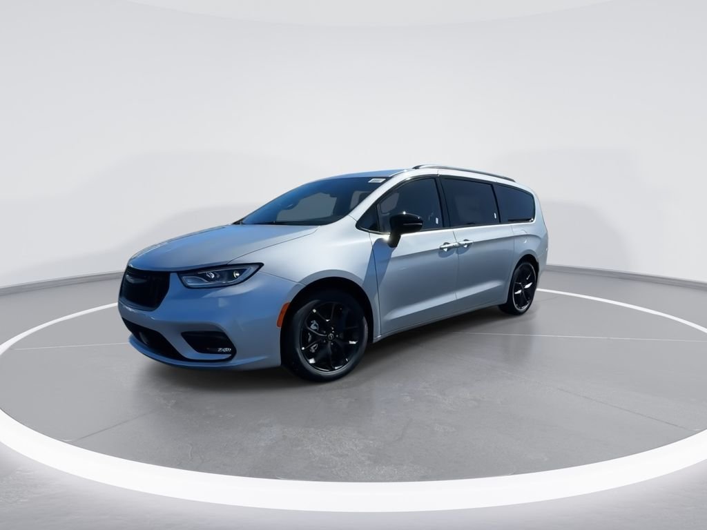 New 2026 Silver Mist Clear-Coat Exterior Paint Chrysler Select image 3