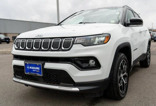 Used 2022 White Jeep Limited image 2
