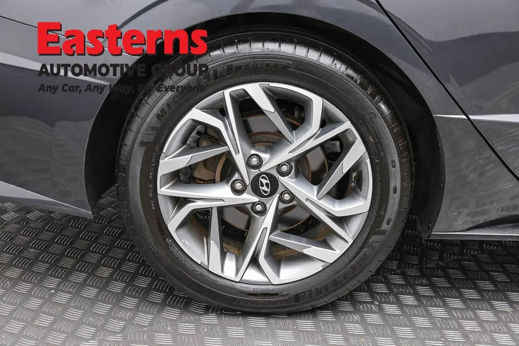 Used 2023 Gray Hyundai SEL image 31