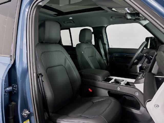 Used 2025 Blue Land Rover S image 24