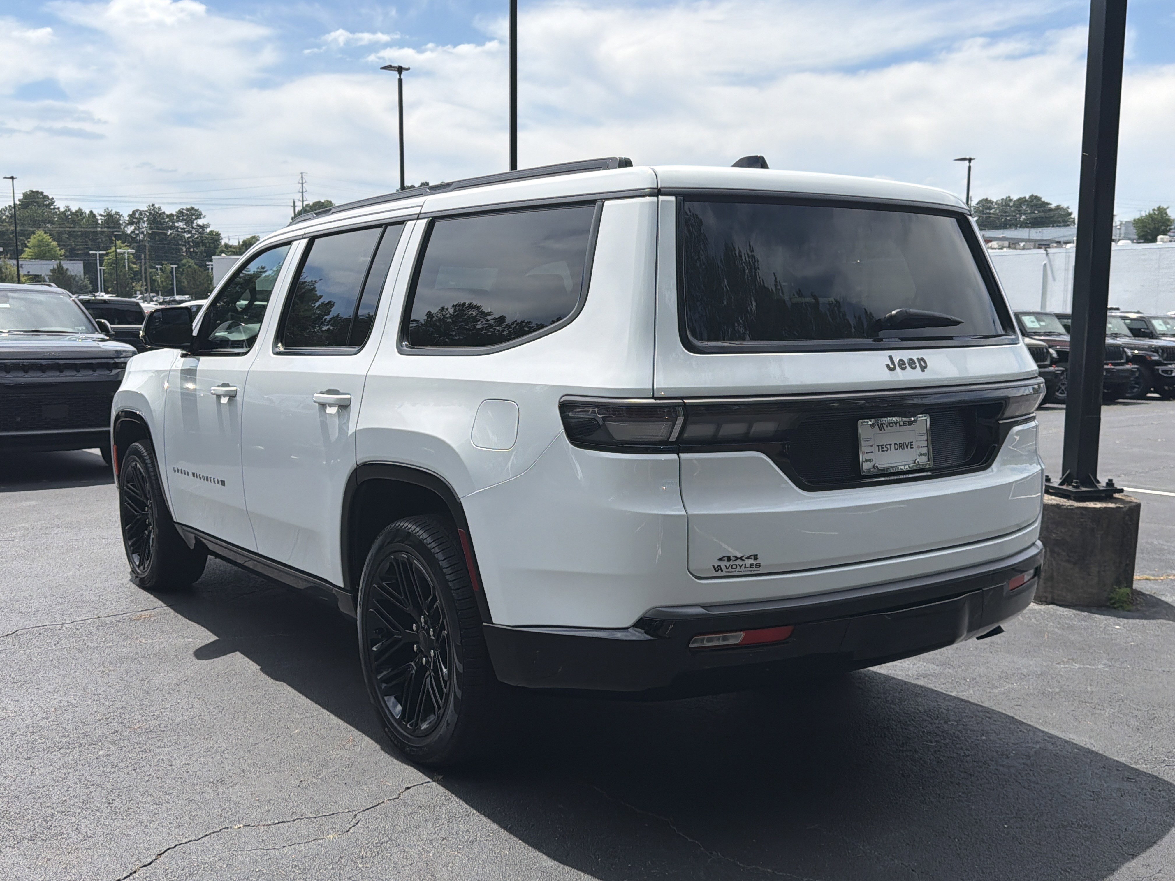 New 2026 Bright White Clear-Coat Exterior Paint Jeep Limited Reserve image 6