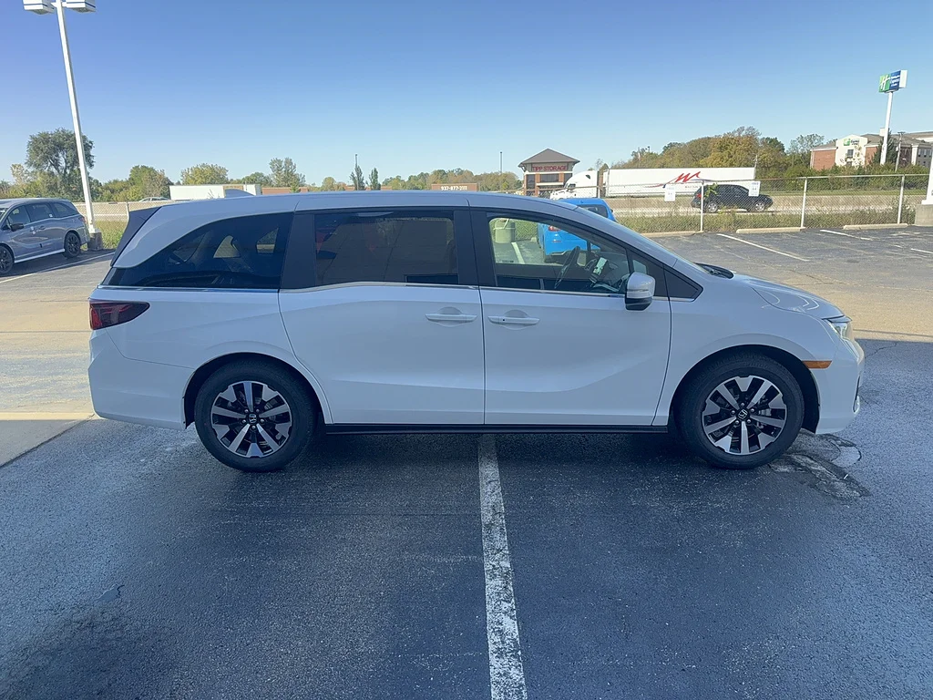 New 2027 Platinum White Pearl Honda EX-L image 4