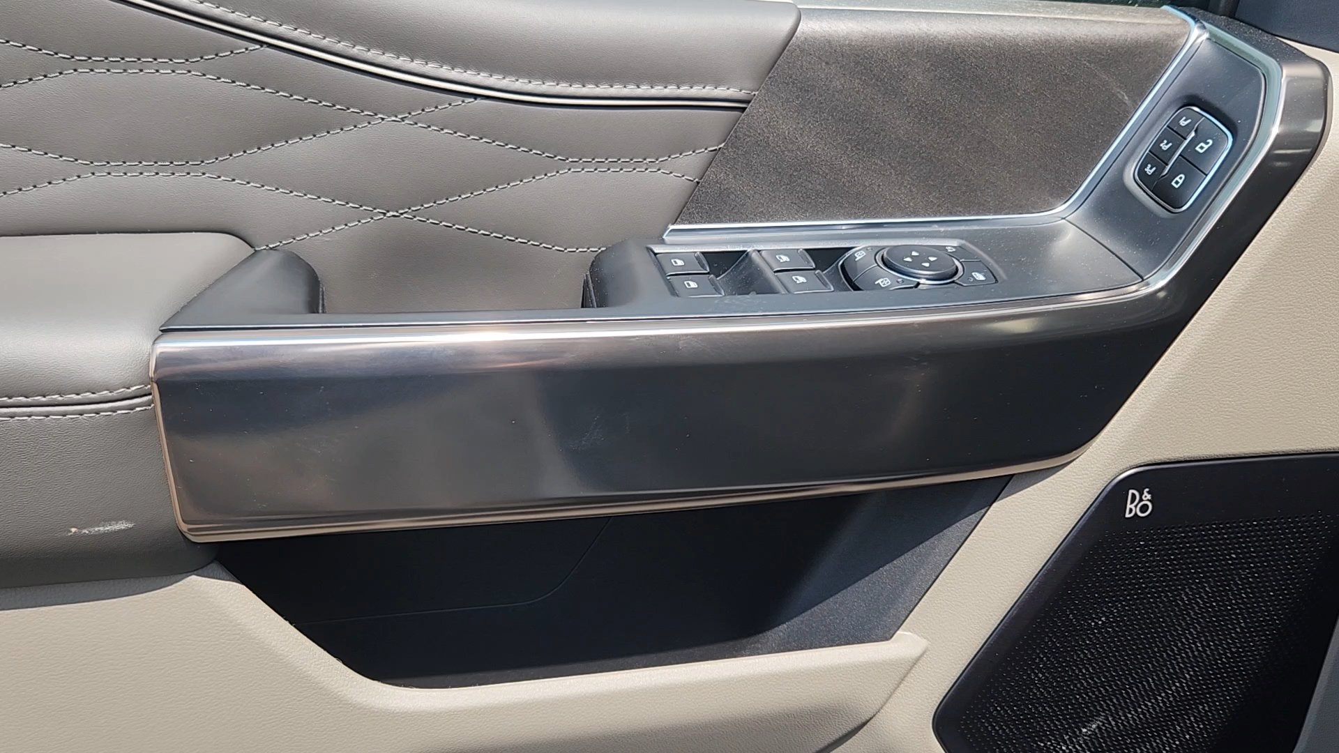 New 2026 Star White Metallic Tri-Coat Ford Platinum image 25