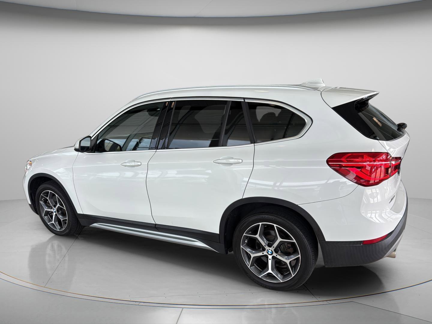 Used 2018 Alpine White BMW sDrive28i image 3