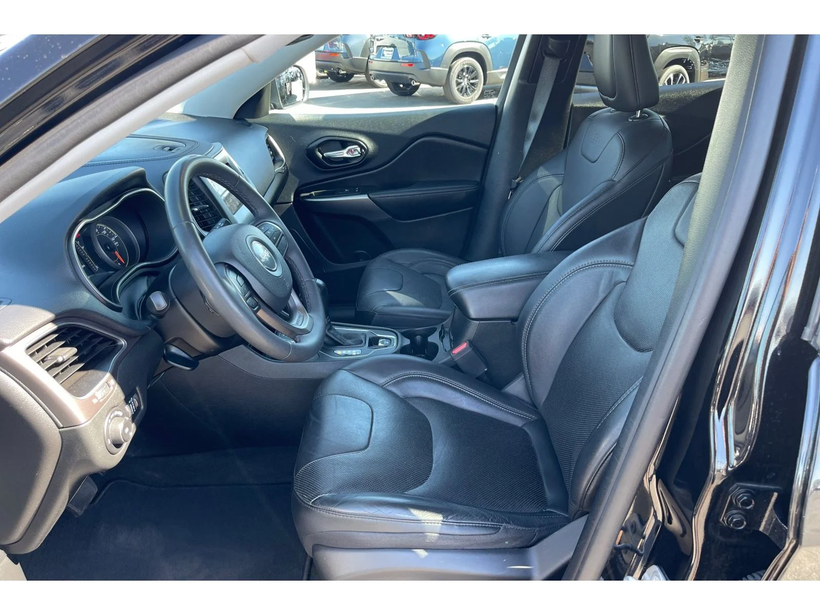 Used 2021 Diamond Black Crystal Pearlcoat Jeep Latitude Lux image 11