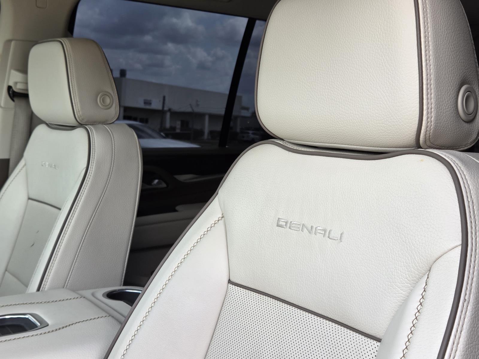 Used 2022 White Frost Tricoat GMC Denali image 30
