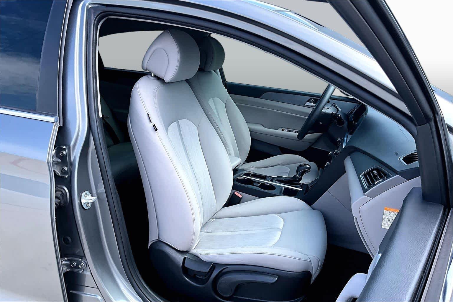 Used 2017 Metropolis Gray Hyundai SE image 9