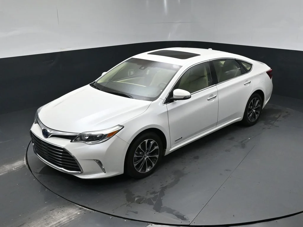 Used 2018 Blizzard Pearl Toyota XLE Premium image 14
