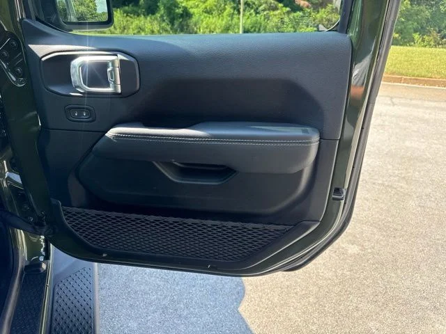 Used 2022 Green Jeep Overland image 9