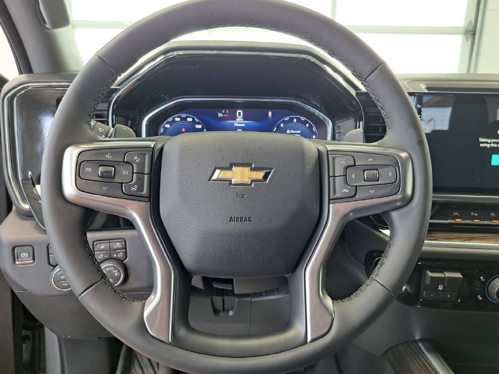 2026 Chevrolet Silverado 1500 LT Crew Cab Pickup Slide 8