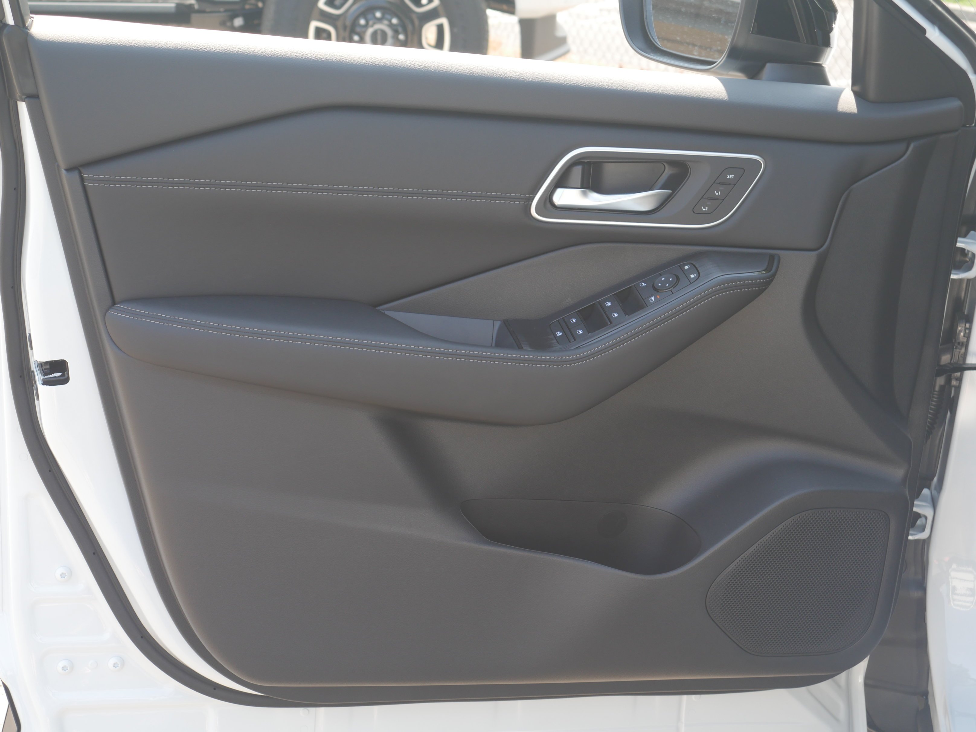 New 2026 Everest White Pearl TriCoat / Super Black Two-tone Nissan Platinum image 34