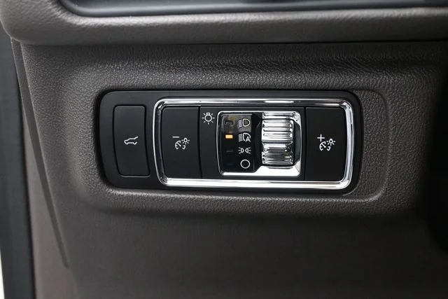 Used 2023 Pristine White Lincoln Standard image 19