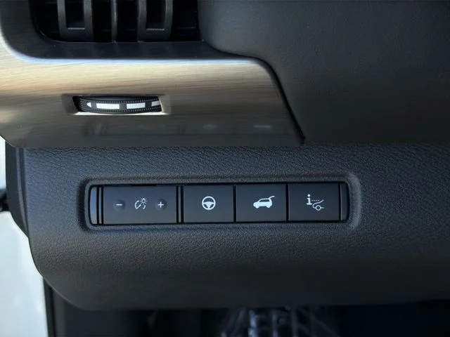 Used 2024 White Nissan Platinum image 35