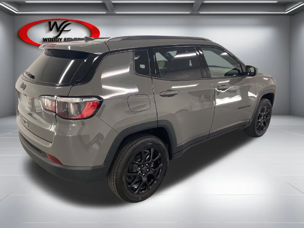 New 2027 Gray Jeep Latitude image 6