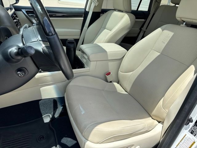 Used 2023 White Lexus 460 image 11