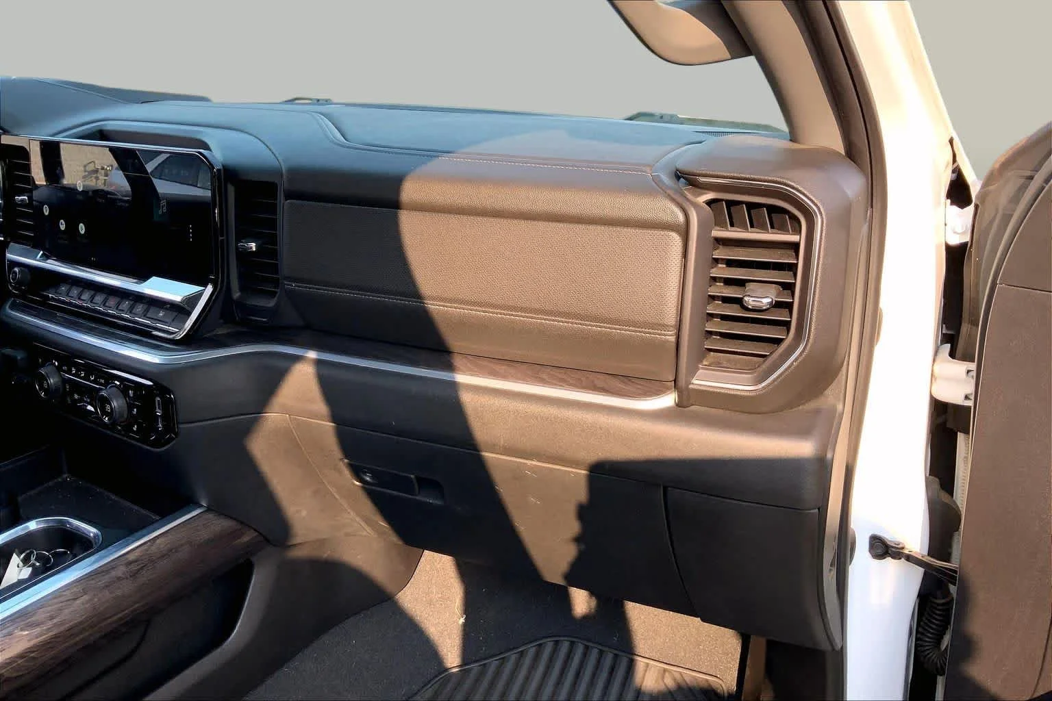 Used 2022 Summit White Chevrolet LTZ image 19