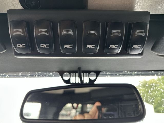 Used 2015 Silver Jeep Unlimited Sport image 18