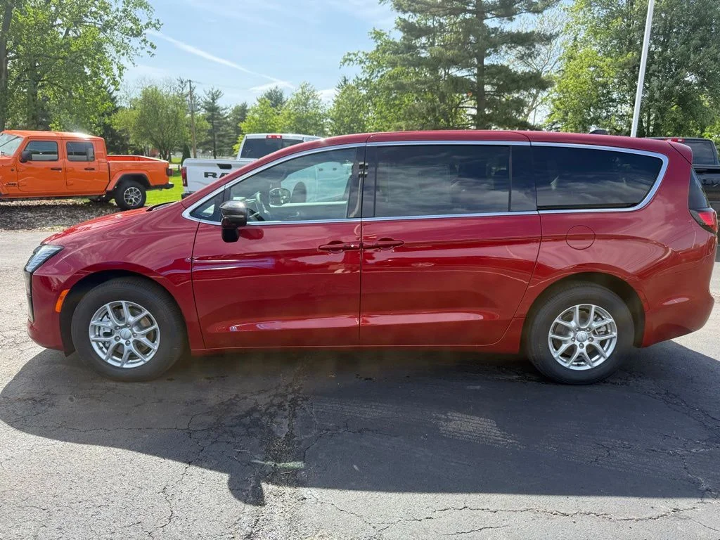New 2027 Red Hot Pearl-Coat Exterior Paint Chrysler Select image 9