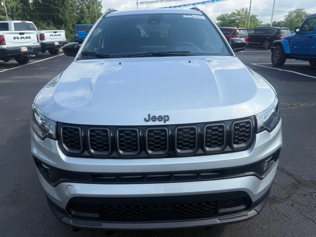 New 2026 Silver Zynith Metallic Clear-Coat Exterior Paint Jeep Latitude image 9