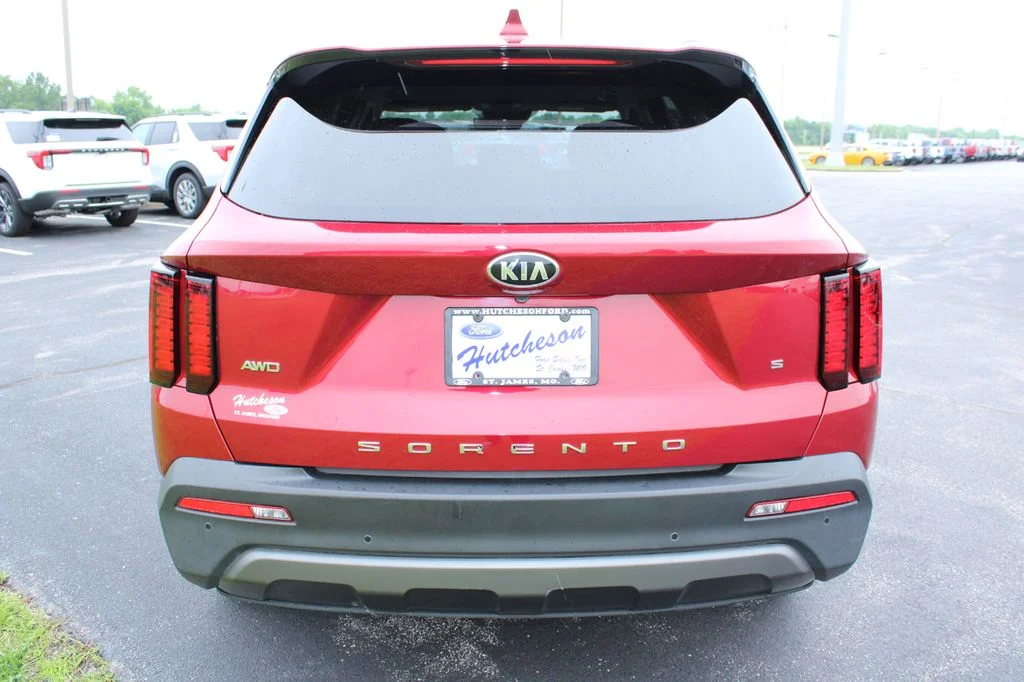 Used 2021 Passion Red Tintcoat Kia S image 7