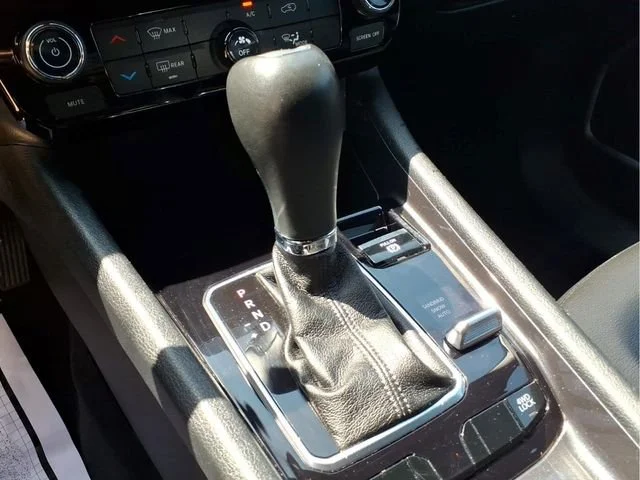 Used 2024  Jeep Latitude image 11