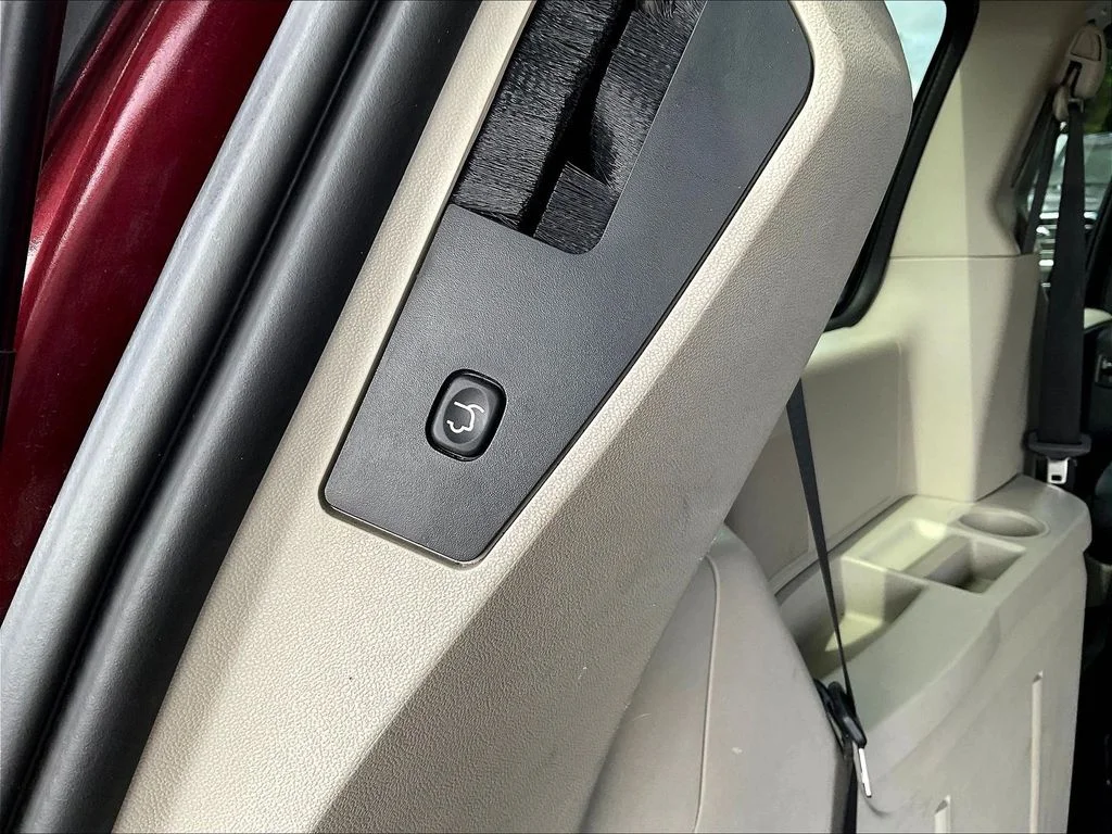 Used 2019 Red Dodge SXT image 22