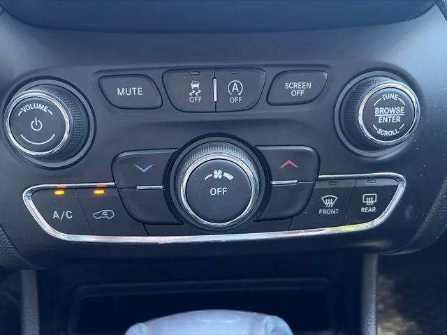 Used 2019 Silver Jeep Latitude Plus image 34