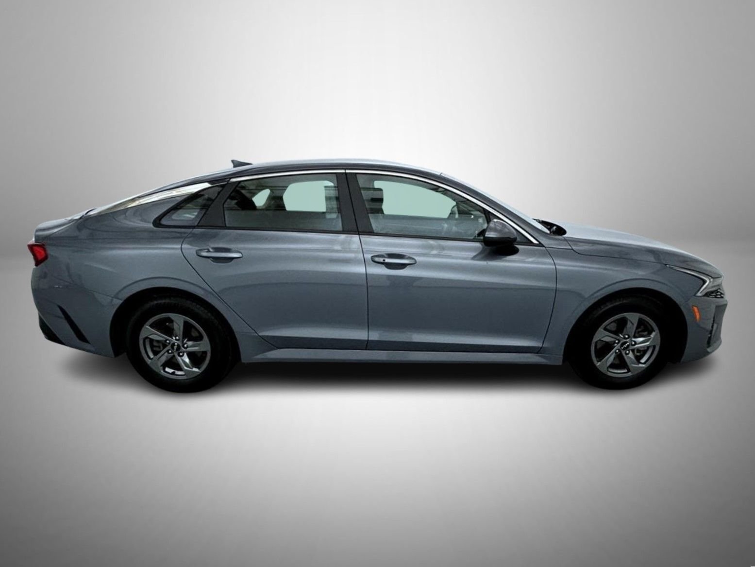 Used 2023 Silver Kia LXS image 4
