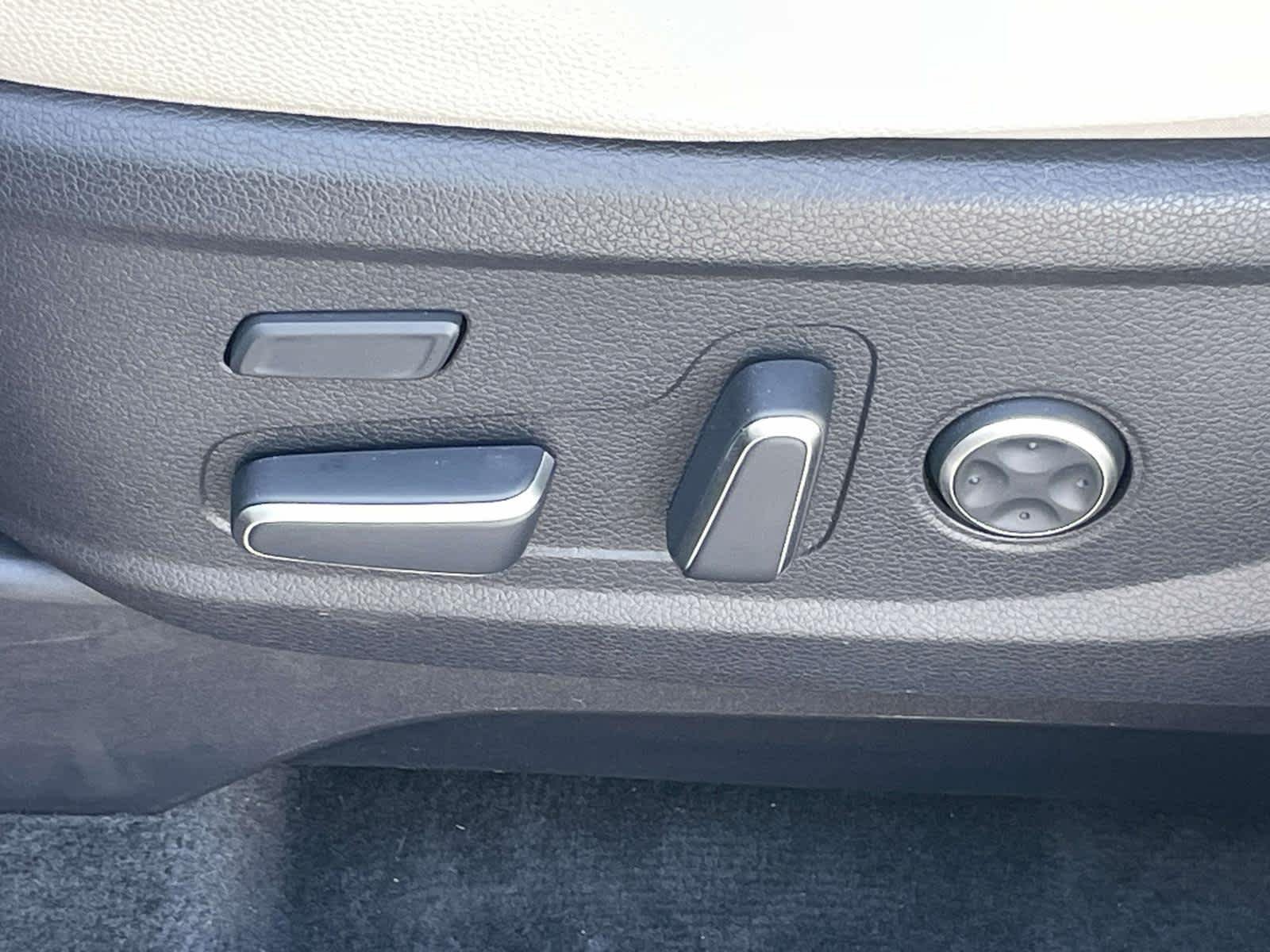 Used 2024 Moonlight Cloud Hyundai Limited image 25
