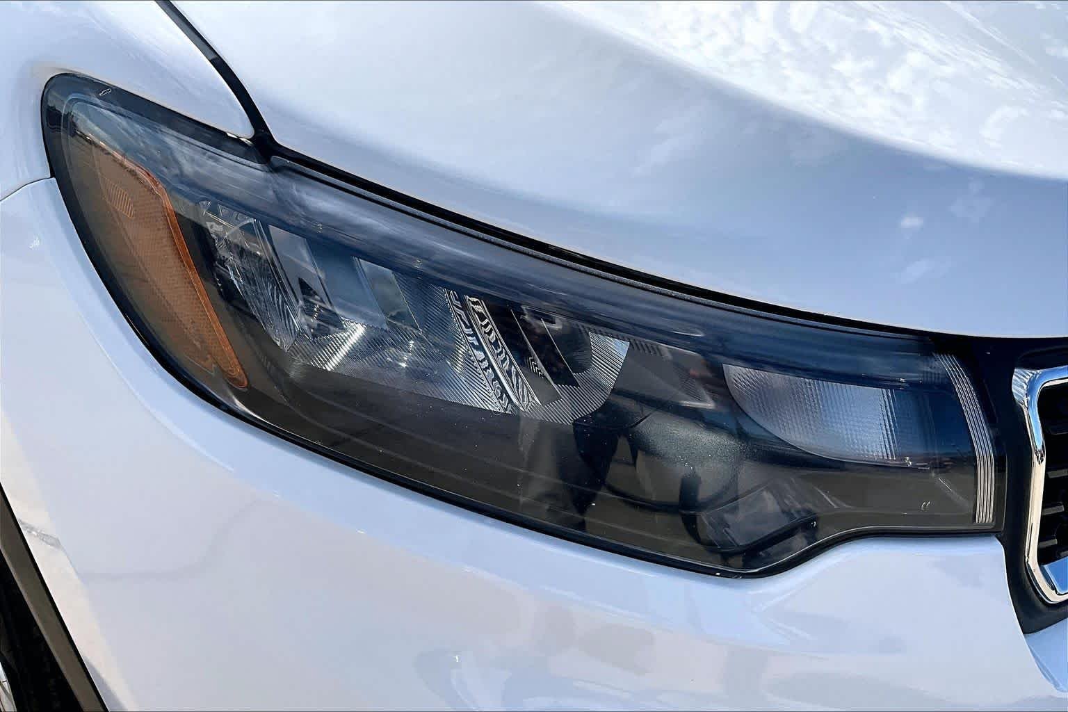 Used 2024 Bright White Clearcoat Jeep Latitude image 28