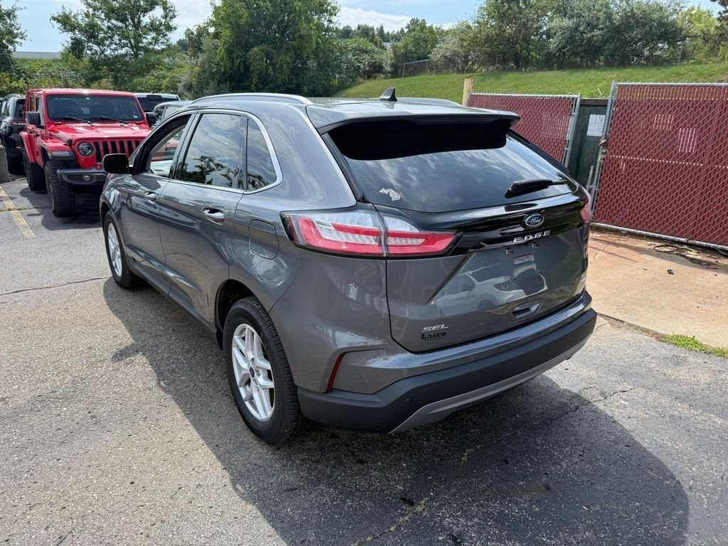 Used 2021 Gray Ford SEL image 2