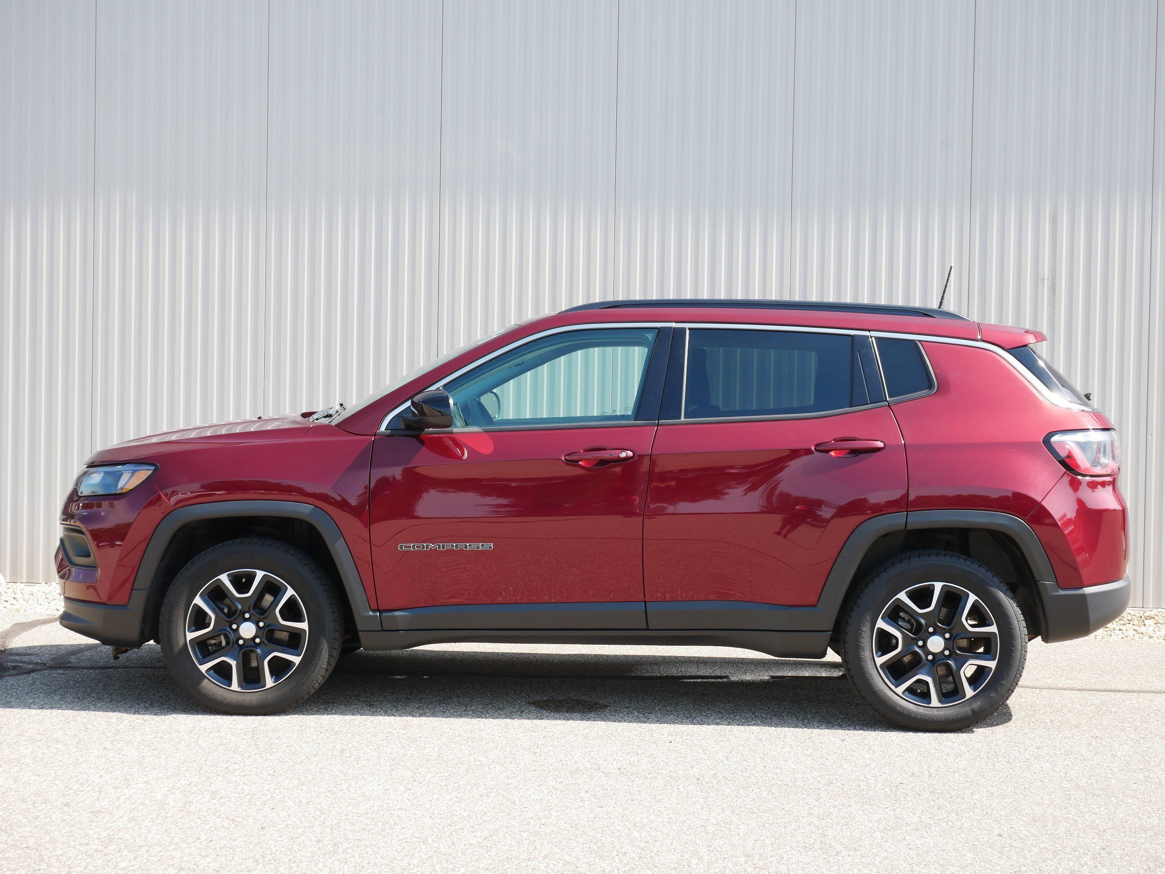 Used 2022 Velvet Red Pearlcoat Jeep Latitude image 2