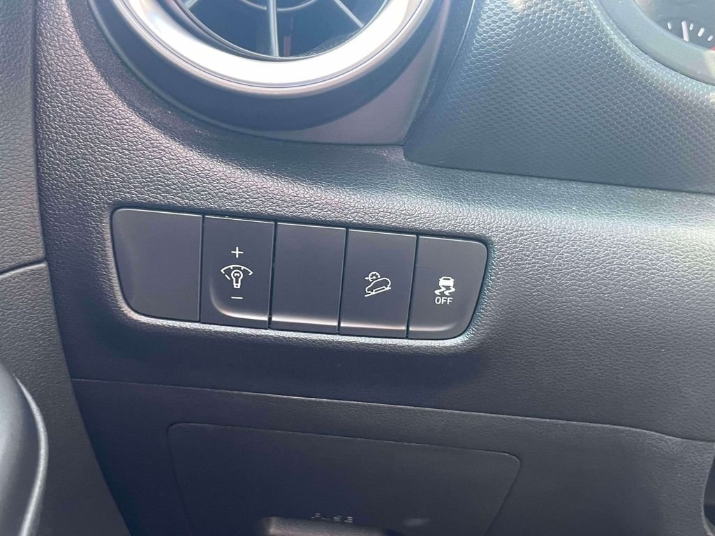 Used 2022 Green Hyundai SE image 20