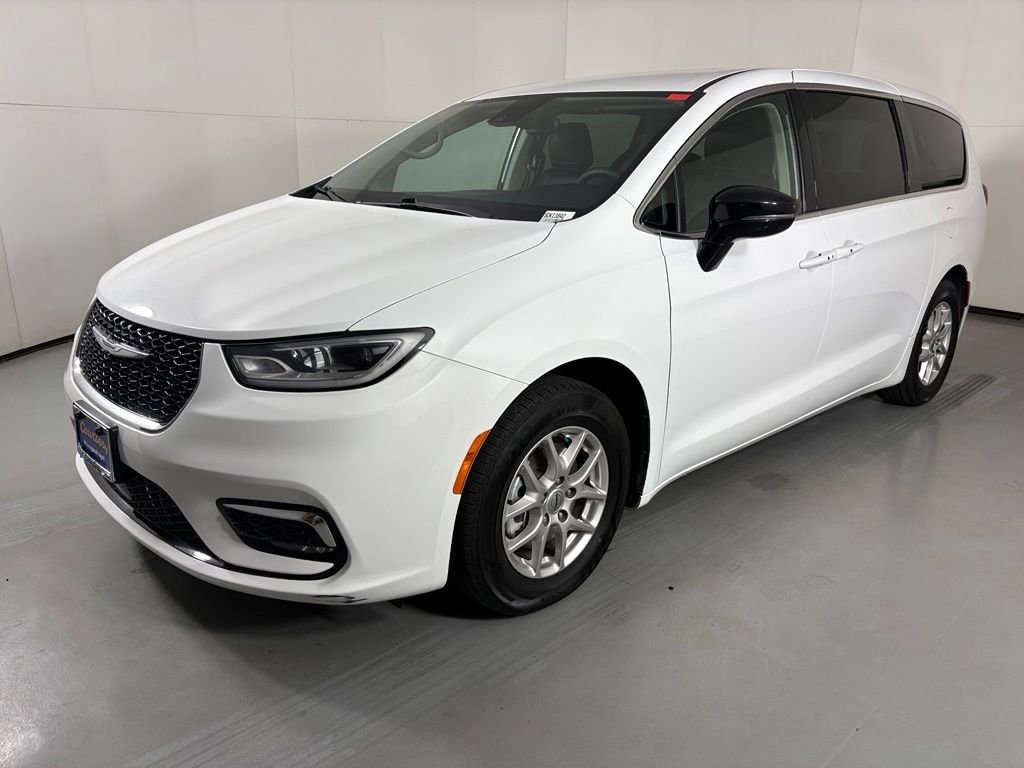 Used 2024 White Chrysler Touring L image 4