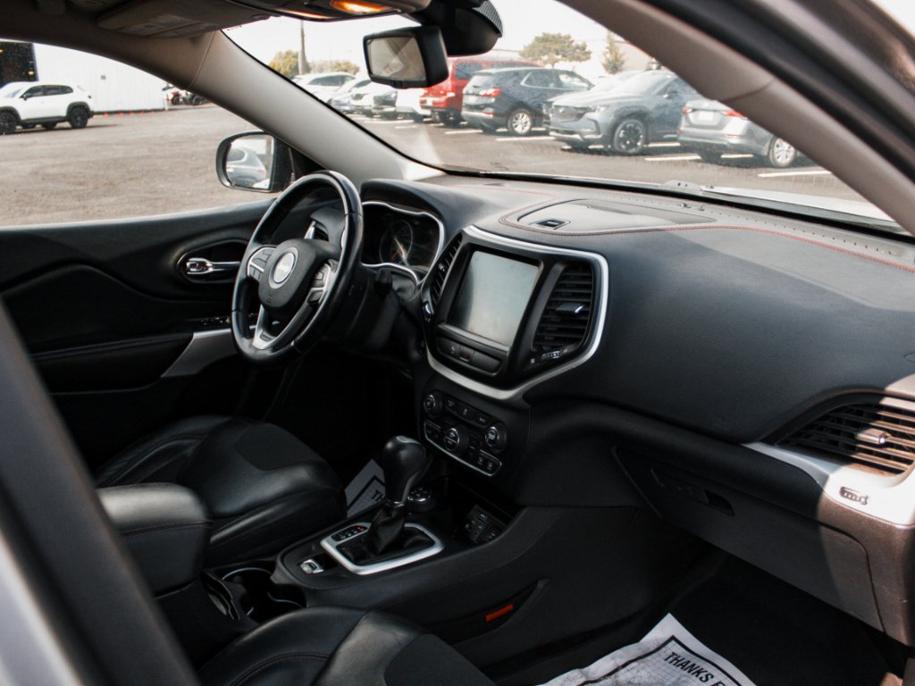 Used 2018 Billet Silver Metallic Clearcoat Jeep Trailhawk image 30