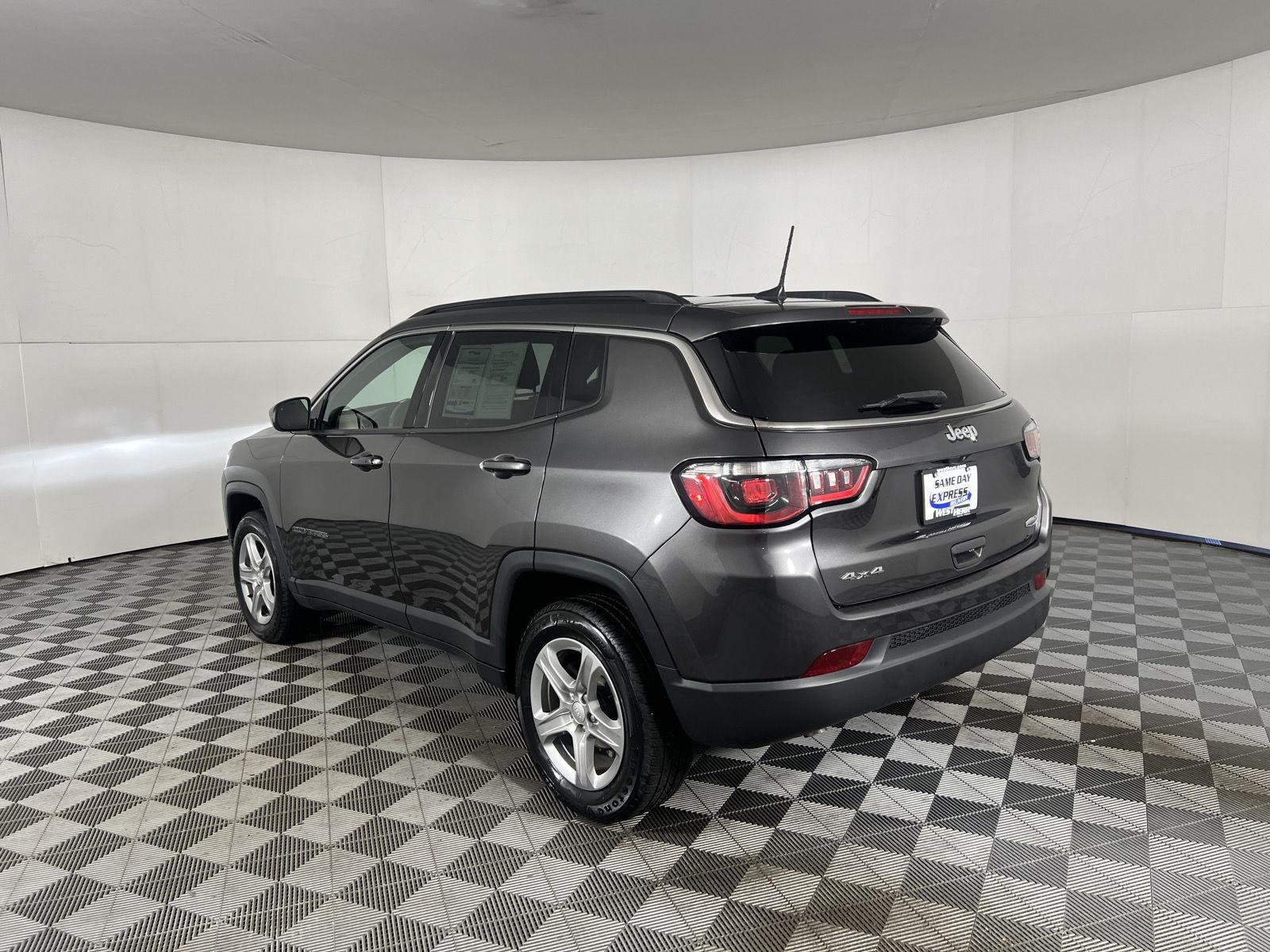 Certified Used 2023 Granite Crystal Metallic Clearcoat Jeep Latitude image 7