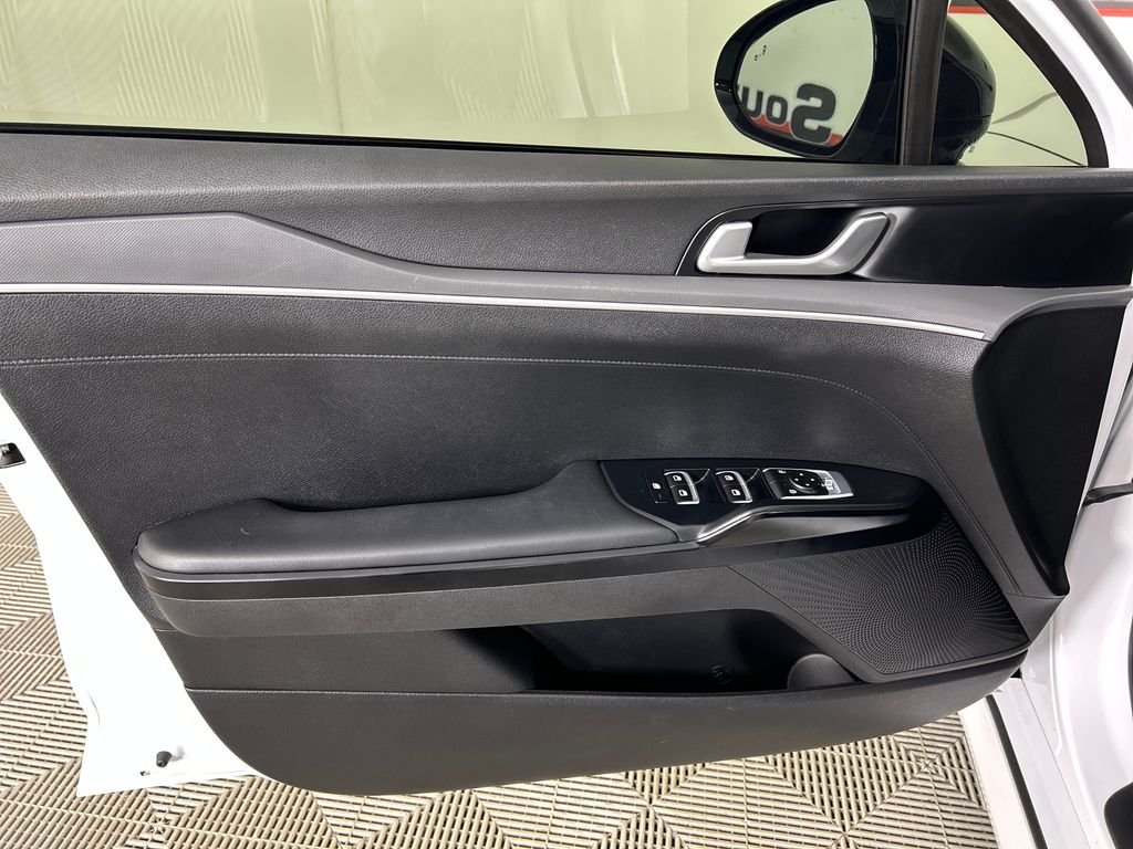 Used 2023 White Kia GT-Line image 11