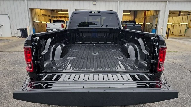 New 2026 Diamond Black Crystal Pearl-Coat Exterior Paint RAM Tradesman image 23