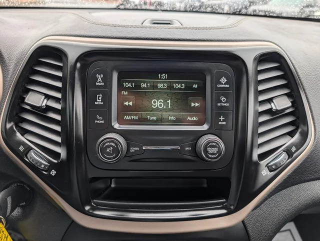 Used 2018 Silver Jeep Latitude image 16