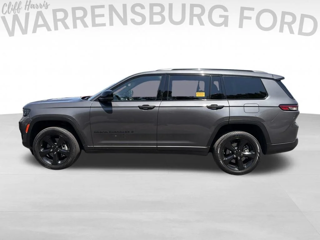 Used 2024 Metallic Jeep Limited image 4