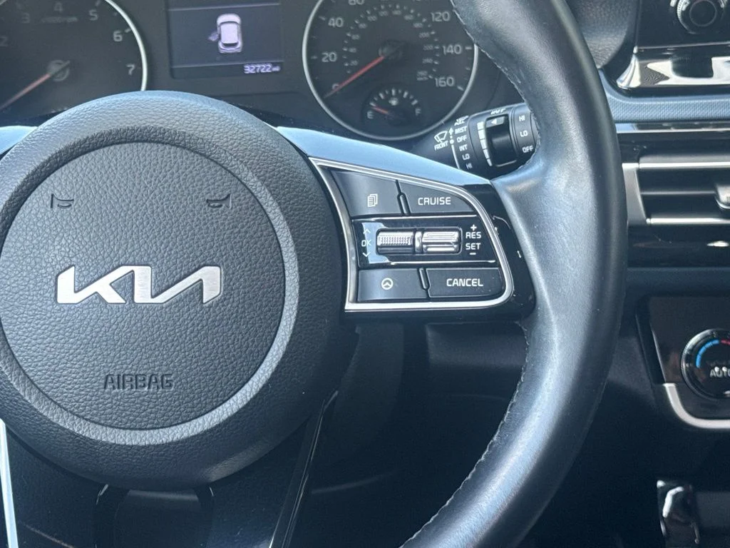 Used 2023 White Kia S image 16