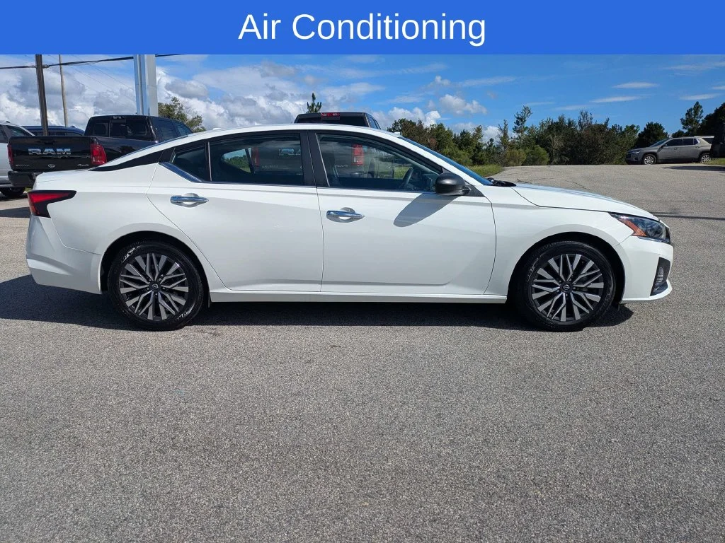Used 2025 White Nissan 2.5 SV image 3