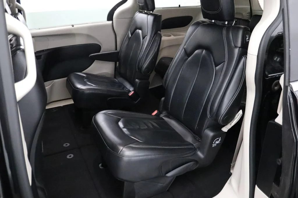 Certified Used 2022 Brilliant Black Chrysler Touring L image 8