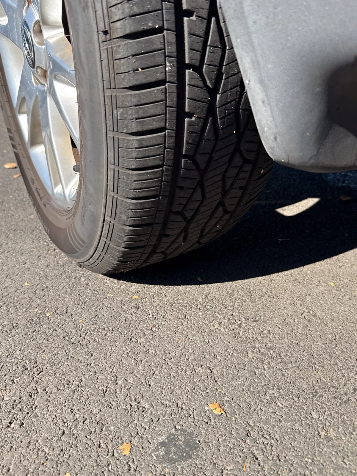 Used 2005 Silver Volvo 2.5T image 7