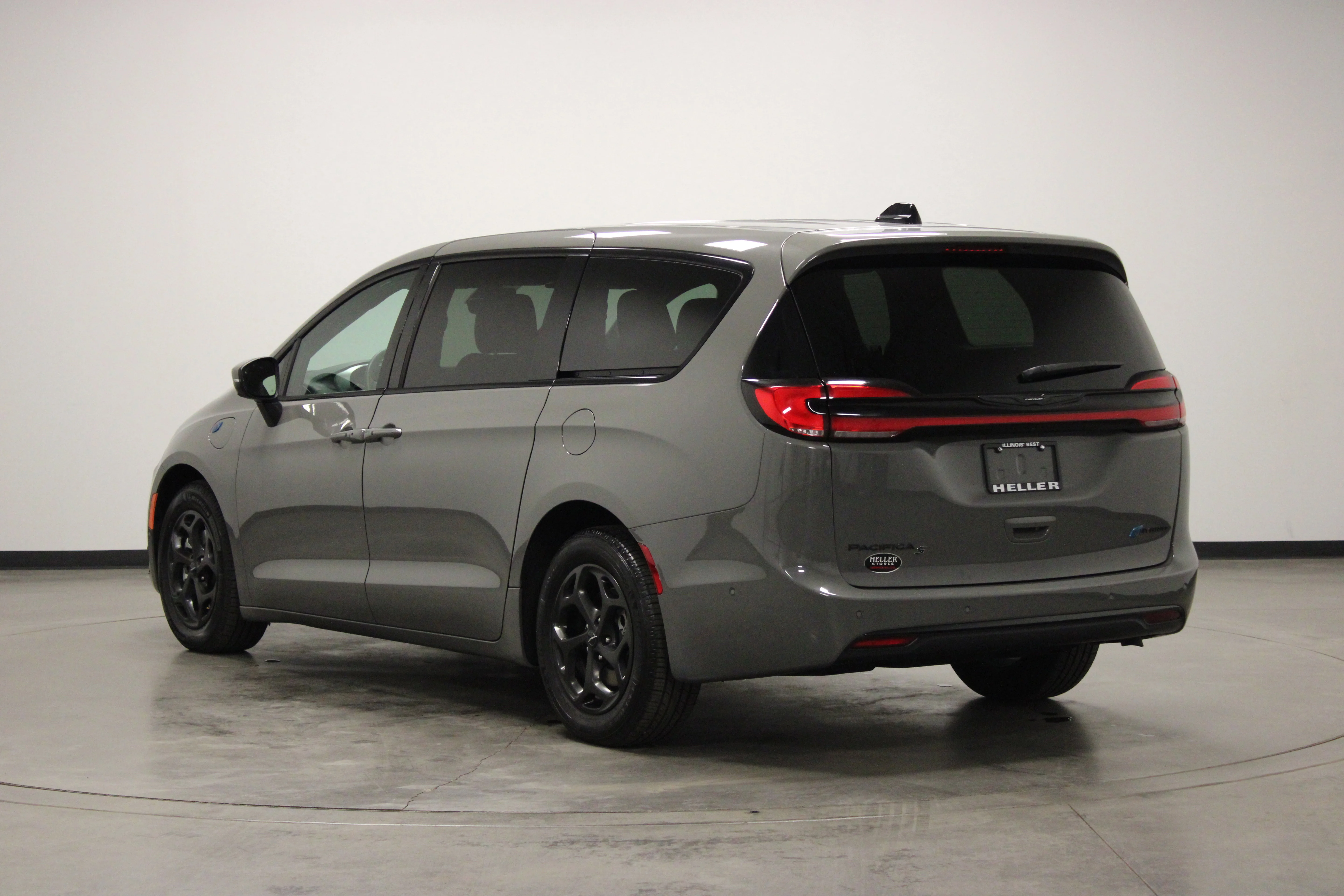 Used 2023 Ceramic Gray Clearcoat Chrysler Touring L image 6