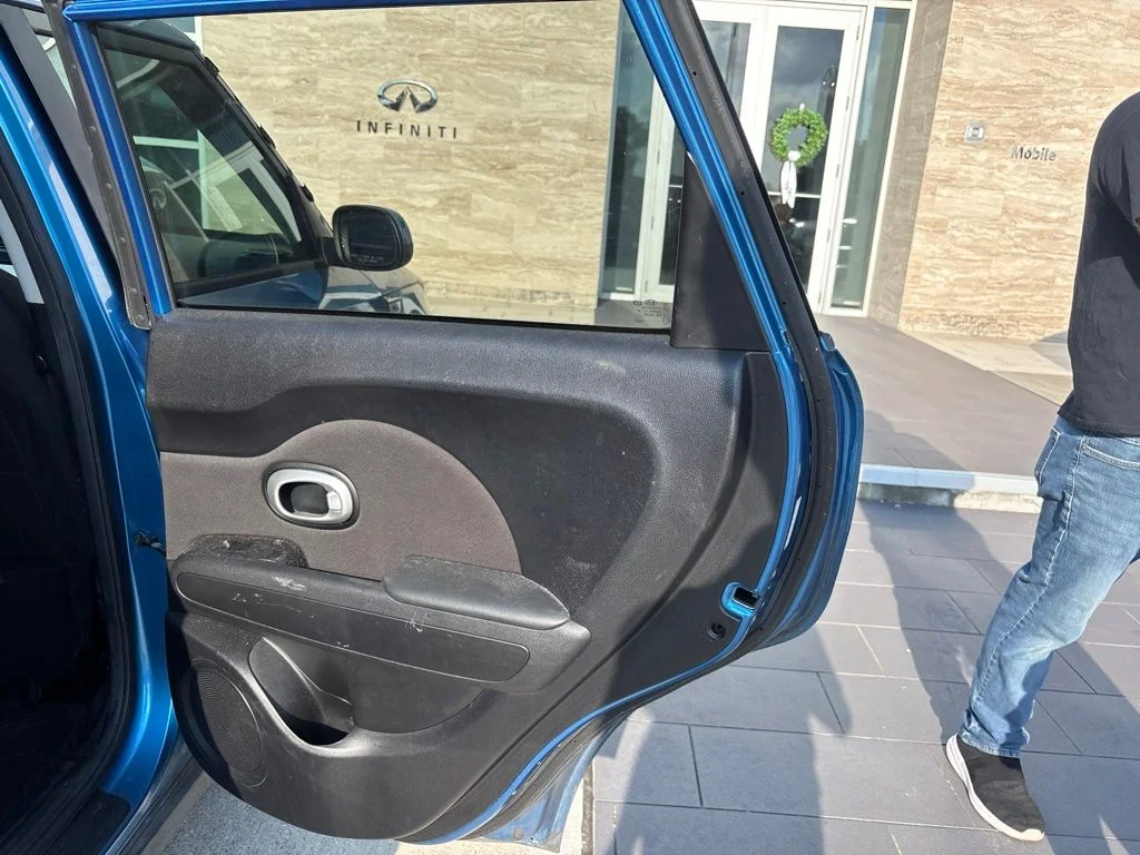 Used 2016 Blue Kia Plus image 5