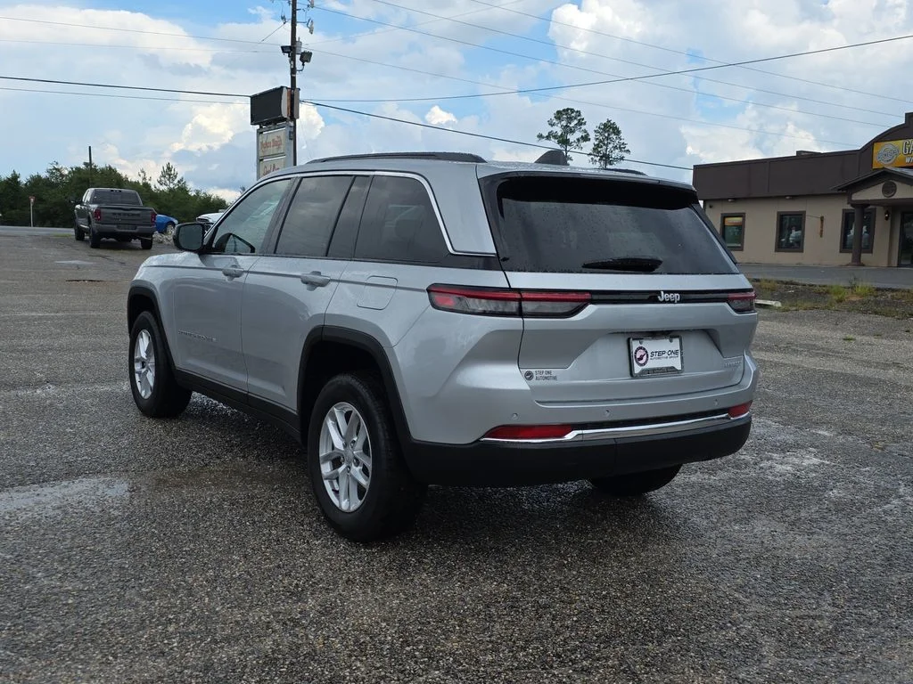 New 2026 Silver Zynith Exterior Paint Jeep Laredo X image 4